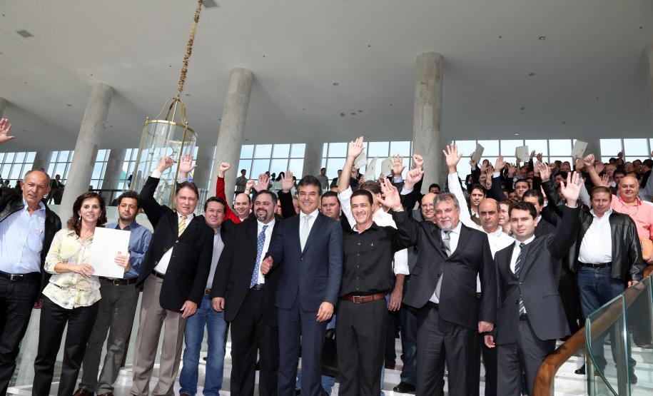 Richa autoriza investimentos de R$ 50 milhões em 80 cidades O governador Beto Richa autorizou obras de infraestrutura urbana e aquisições de equipamentos para 80 municípios. O investimento soma R$ 50,48 milhões.