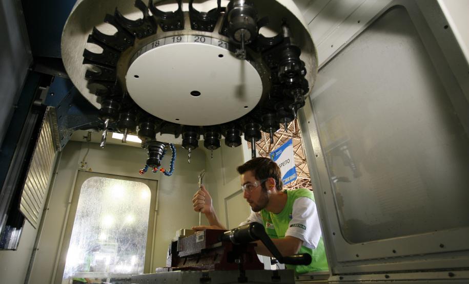 O Paraná criou 12.378 empregos com carteira assinada em abril, posicionando-se como o melhor desempenho da região Sul e o terceiro do Brasil.