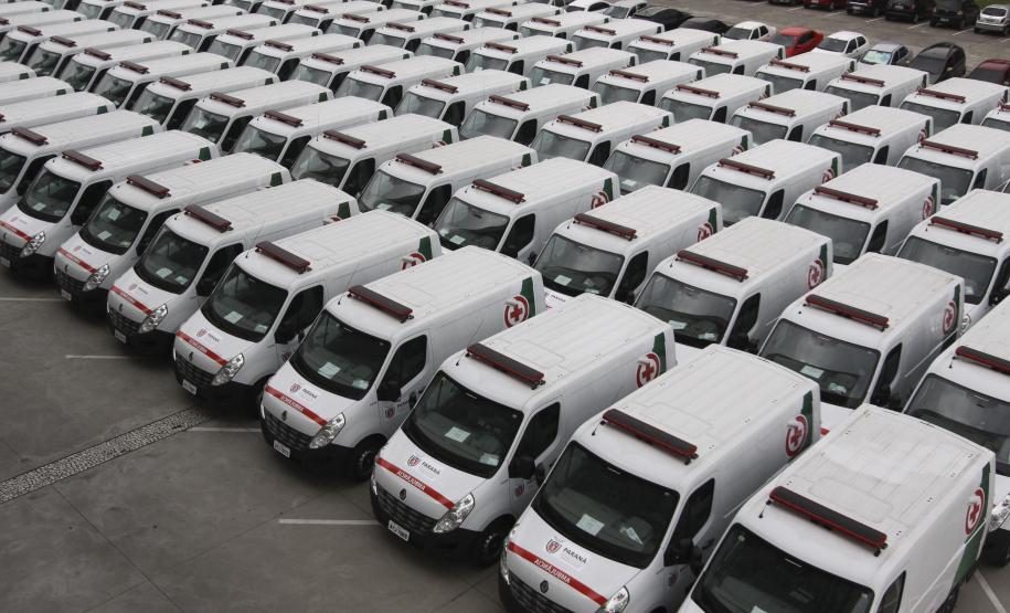 Richa entrega mais 125 novas ambulâncias para os municípios O governador Beto Richa entregou no dia 25 de junho um novo lote de 125 ambulâncias para ampliar a frota da saúde disponível em vários municípios do Estado.