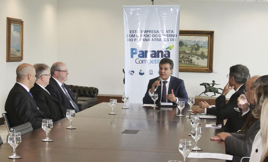 Momentive anuncia investimento de R$ 140 milhões no PR A norte-americana Momentive, líder mundial na produção de materiais químicos industriais, vai investir R$ 140 milhões para implantação, na sua unidade da Cidade Industrial de Curitiba, de uma nova linha de produtos