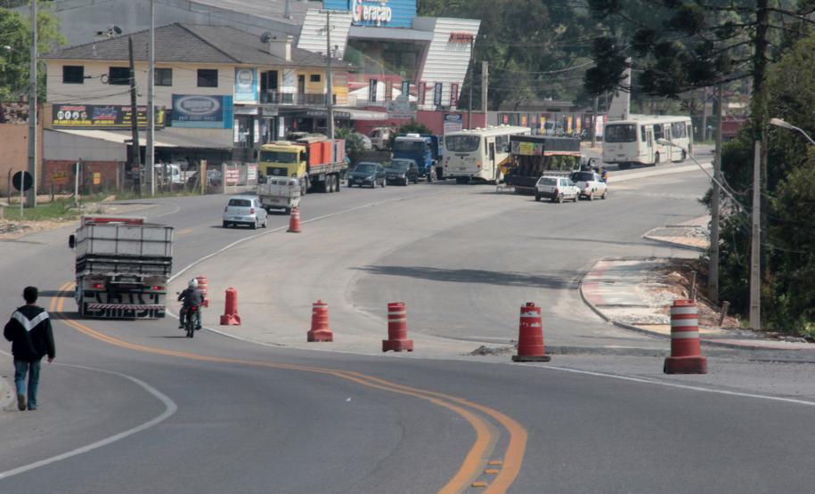 Obra da duplicação entre Curitiba e Colombo A duplicação da Rodovia da Uva (PR-417), entre Curitiba e Colombo, está com 50% dos serviços de pavimentação concluídos.