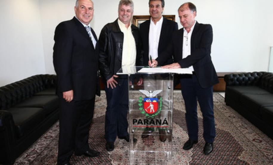 Richa autoriza contratação de obras e equipamentos para Campo Largo e Campo do Tenente O governador Beto Richa autorizou no dia 21 de outubro obras de infraestrutura urbana e aquisições de equipamentos para 09 municípios, sendo dois da Região Metropolitana de Curitiba (RMC)