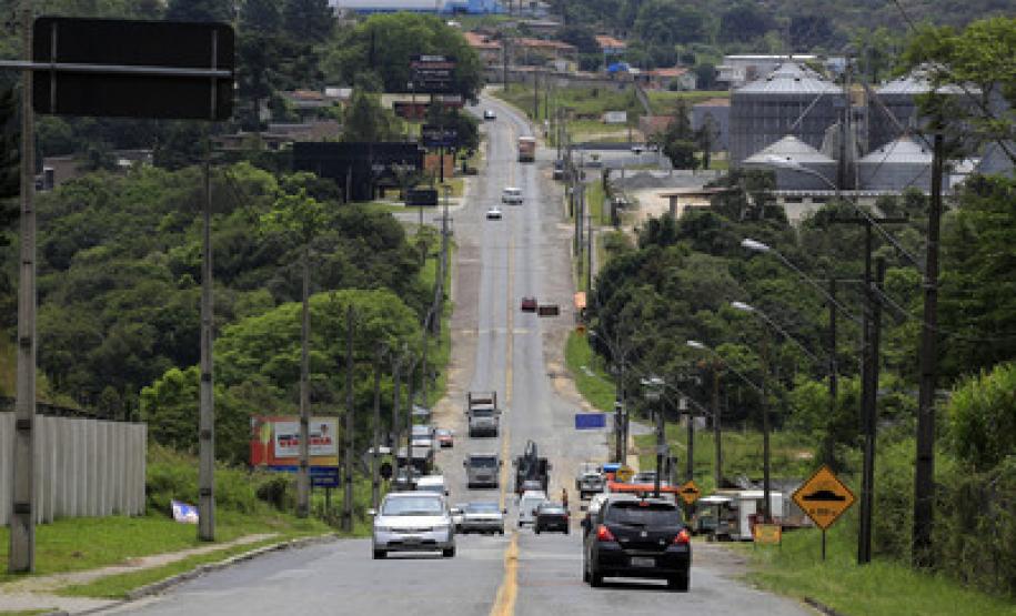 Governo define empresa que fará obras na PR-090, entre Curitiba e Campo Magro O Departamento de Estradas de Rodagem (DER-PR) definiu, no dia 24 de outubro, a empresa que fará a restauração e ampliação de tráfego da rodovia PR-090, entre Curitiba e Campo Magro. As obras serão feitas numa extensão de 11 quilômetros.