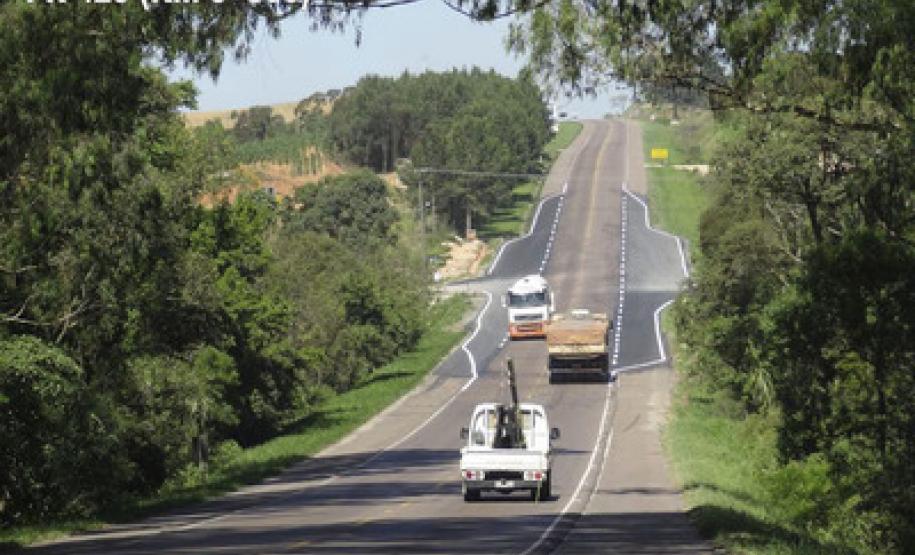 DER-PR conclui serviços de pavimentação em Araucária O Departamento de Estradas de Rodagem do Paraná (DER-PR) concluiu os serviços de pavimentação e sinalização horizontal das faixas extras de aceleração e desaceleração (tapers) da PR-423, em Araucária.