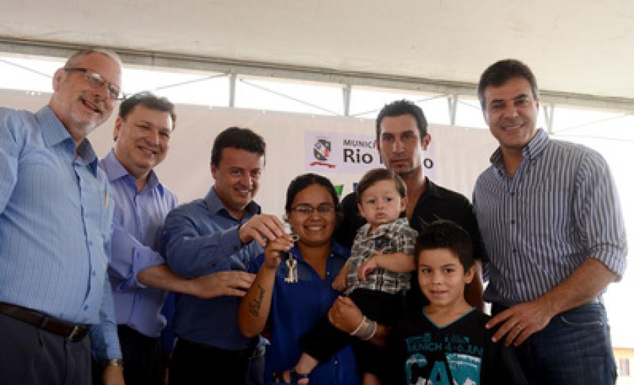 Mais 201 famílias paranaenses, moradoras de Rio Negro, no Sul do Estado, e Imbituva, no Centro-Sul, receberam no dia 04 de novembro suas moradias próprias.