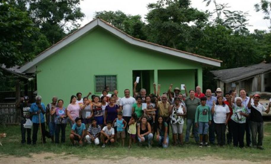 Famílias quilombolas de Adrianópolis recebem as chaves da casa própria Vinte e duas famílias de comunidades quilombolas de Adrianópolis, na RMC, receberam as chaves de suas novas casas.