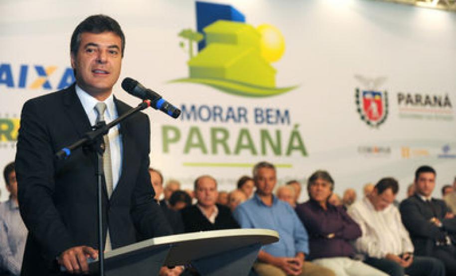 Beto Richa lança programa para atender 100 mil famílias com moradia Beto Richa lança programa para atender 100 mil famílias com moradia