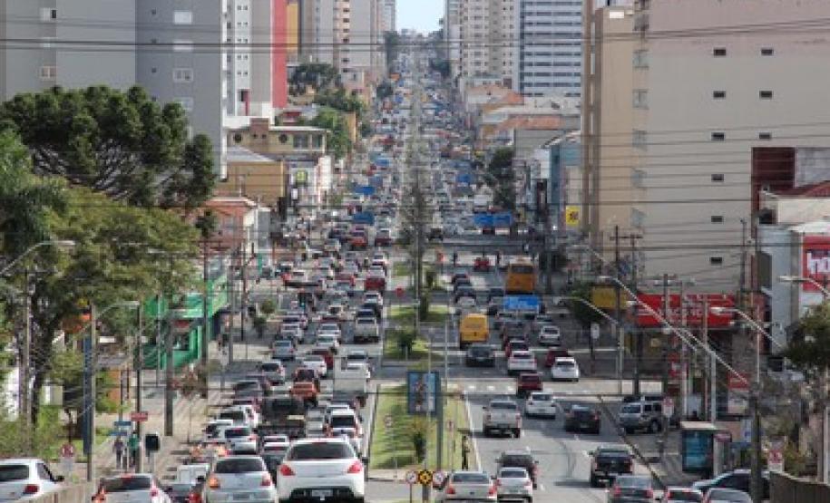 Mesmo com o crescimento acentuado no interior, Curitiba e as cidades que compõem a Região Metropolitana são responsáveis por 36% de toda frota do Estado, com mais de 2,3 milhões de veículos.
