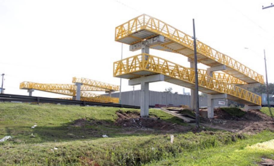 Pedestres já podem usar passarelas da BR-277, em São José dos Pinhais O Governo do Paraná, em parceria com a concessionária Ecovia, concluiu no a passarela localizada no quilômetro 63 da BR-277, na região de São José dos Pinhais.