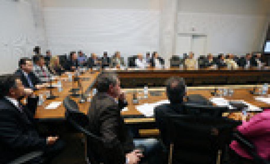 Paraná apresenta lista de projetos e obras para ministro das Cidades O Governo do Estado apresentou ao ministro das Cidades, Gilberto Kassab, uma lista de projetos de infraestrutura, nas áreas de saneamento, habitação, desenvolvimento urbano e mobilidade, em reunião no dia 16 de janeiro.