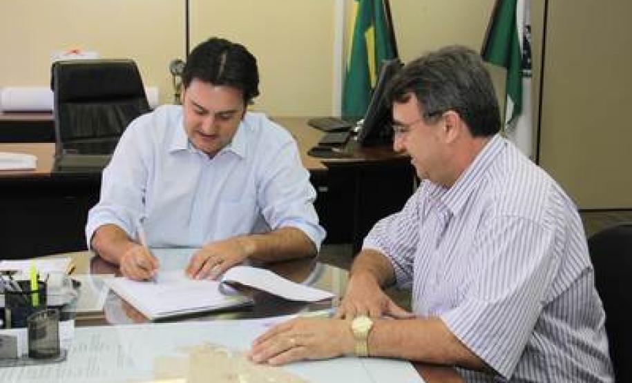 O secretário do Desenvolvimento Urbano, Ratinho Junior e o prefeito de Araucária  Olizandro José Ferreira na assinatura da autorização da licitação  para aquisição de equipamentos rodoviários pelo Promap.