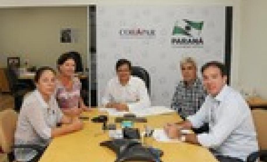 Parceria entre Cohapar e Prefeitura de Colombo beneficiará 528 famílias Dois convênios assinados no dia 27 de janeiro pelo presidente da Companhia de Habitação do Paraná (Cohapar), Nelson Cordeiro Justus, e pela prefeita de Colombo, Beti Pavin, vão beneficiar 528 famílias do município