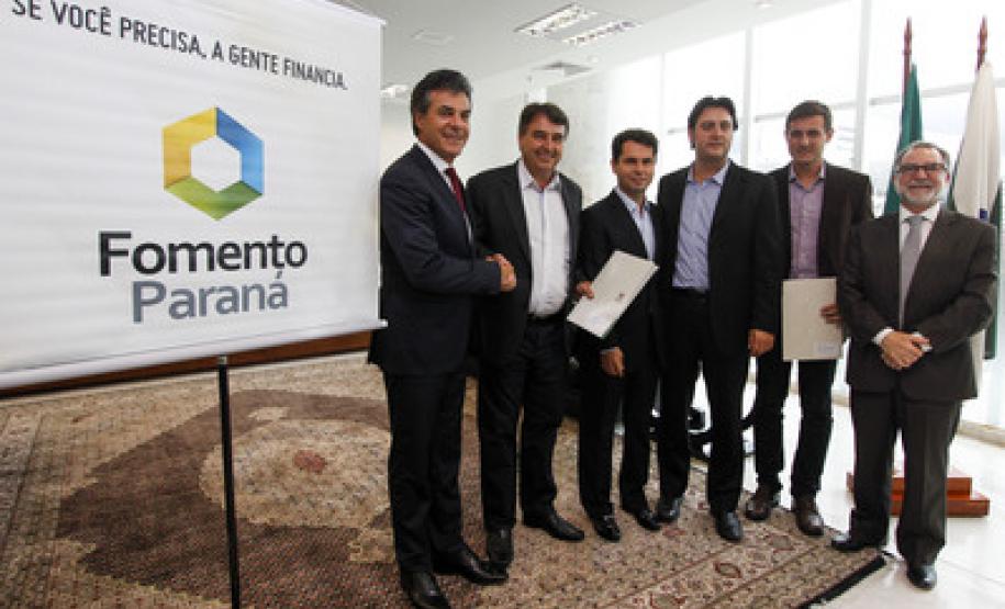 O governador Beto Richa assinou um contrato de financiamento de R$ 7 milhões para compra de maquinário e obras de pavimentação de vias urbanas no município de Araucária, na Região Metropolitana de Curitiba