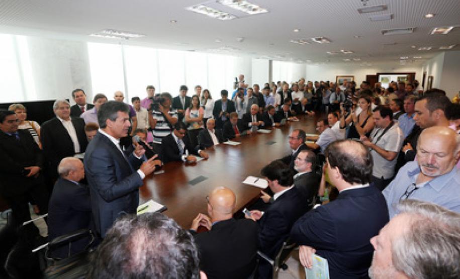 Richa libera financiamento e autoriza obras para 28 municípios paranaenses O governador Beto Richa recebeu no dia 04 de março, no Palácio Iguaçu, em Curitiba, prefeitos de 28 municípios paranaenses. Richa autorizou a abertura de editais e homologou resultados de licitações para obras e aquisição de equipamentos.