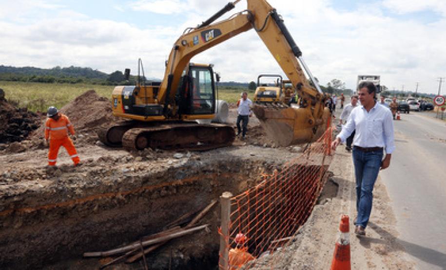 Richa vistoria duplicação da PR-415 e diz que obra é essencial para a RMC O governador Beto Richa vistoriou as obras de duplicação da Rodovia Leopoldo Jacomel (PR-415), principal ligação de Curitiba com os municípios de Pinhais e Piraquara.