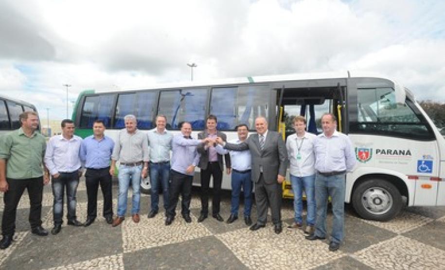 O Governo do Paraná entregou no dia 11 de março ao Consórcio Metropolitano de Saúde do Paraná (Comesp) três ônibus para o transporte de pacientes que precisam se deslocar para tratamentos de saúde