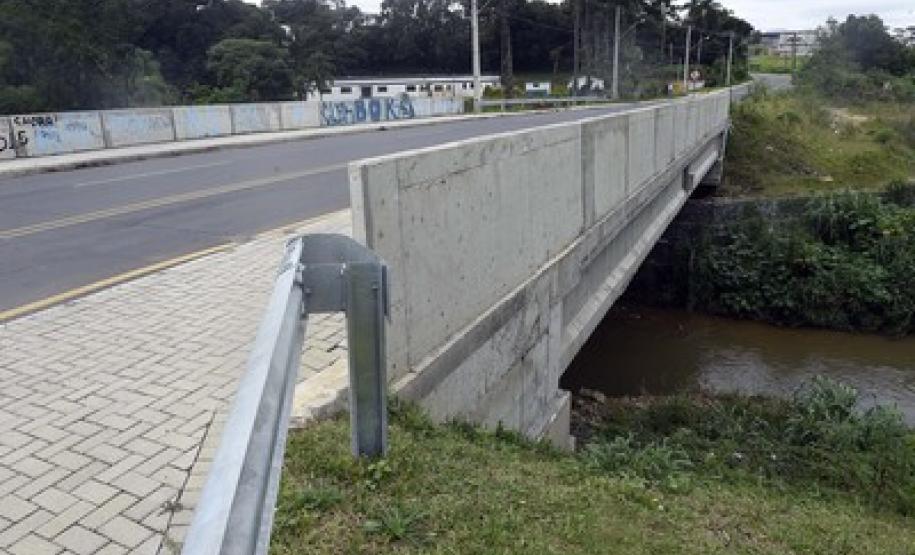 A construção de uma ponte de 30 metros sobre o Rio Atuba, no limite entre Curitiba e Colombo, criou um novo acesso entre os dois municípios e desafogou o trânsito na BR-476 (Estrada da Ribeira).