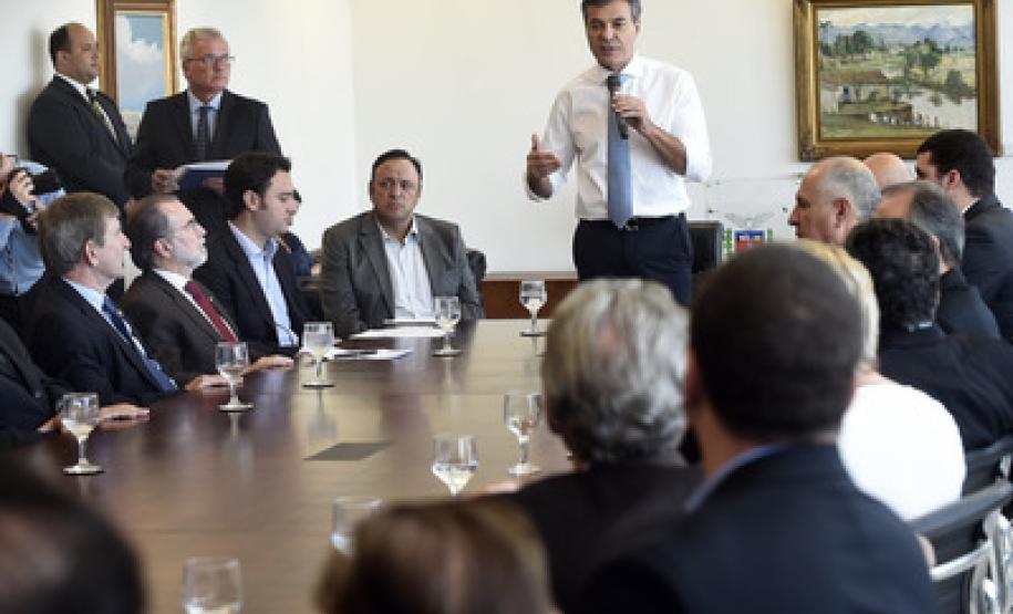 O governador Beto Richa e o secretario de Desenvolvimento Urbano Ratinho Junior autorizaram obras em 03 municipios da RMC.