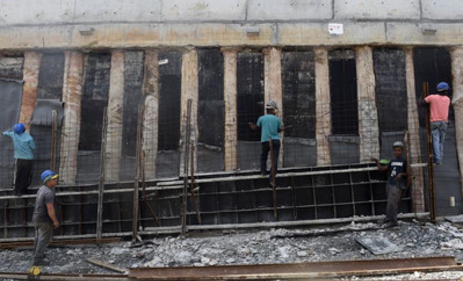 No Corredor Marechal a empreiteira trabalha para finalizar a drenagem da pista de baixo na trincheira da Rua Joaquim Nabuco e concluir a construção das cortinas de concreto