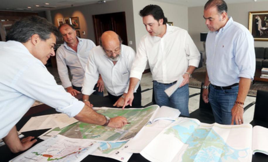 O Governo do Estado lançará edital para a contratação dos projetos executivos de três novos parques na RMC. A proposta foi apresentada ao governador Beto Richa pelo secretário da SEDU, Ratinho Junior, pelo coordenador geral da Comec, Carlos do Rego Almeida Filho, pelo diretor-presidente da Comec, Omar Akel e pelo diretor geral da SEDU, João Carlos Ortega.