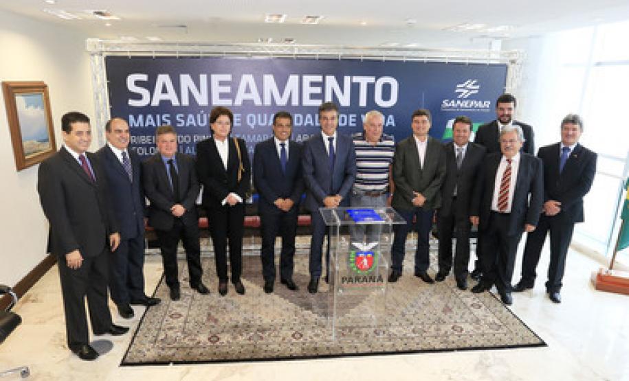 O governador Beto Richa e o presidente da Sanepar, Mounir Chaowiche, assinaram no dia 22 de abril ordens de serviço para obras de saneamento em Curitiba, Almirante Tamandaré, Araucária, Colombo, Ribeirão do Pinhal, Tamarana e Terra Boa.