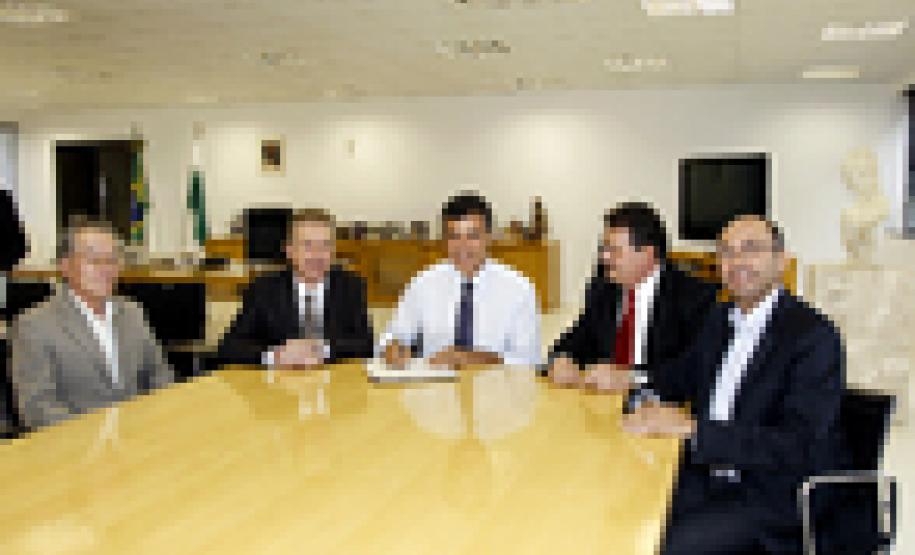 Richa e Luciano Ducci assinam convênio