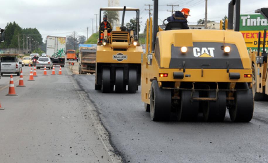 O DER-PR está finalizando o primeiro quilômetro de pavimentação da rodovia Leopoldo Jacomel, que liga Curitiba a Piraquara.