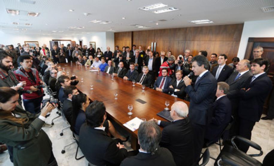 Richa libera financiamentos e autoriza obras para 04 municípios da RMC A autorização das licitações e homologações das licitações já concluídas foram assinadas pelo governador Beto Richa durante encontro com os prefeitos no Palácio Iguaçu, em Curitiba.