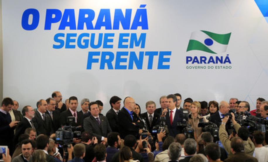 Richa garante R$ 120 milhões para obras O governador Beto Richa recebeu prefeitos para autorizar obras de saneamento, liberar recursos para melhorar e ampliar ações de saúde, para obras urbanas e para compra de equipamentos rodoviários. No mesmo ato, mais oito municípios assinaram com a Fomento Paraná contrato de financiamento, também para obras e equipamentos.