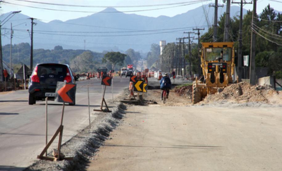 Moradores elogiam a duplicação da PR-415 entre Curitiba a Piraquara Atualmente três frentes de trabalho estão na rodovia fazendo serviços de terraplanagem, drenagem, pavimentação e obras de arte especiais, como pontes e viadutos. Serão 14 quilômetros de novas pistas na PR-415, com investimento de R$ 145 milhões.