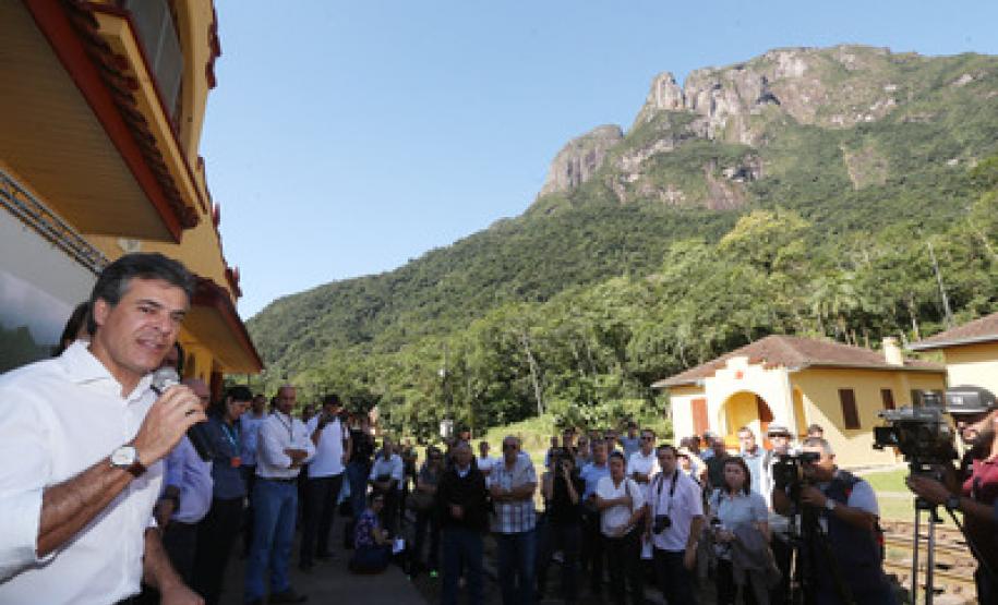 O governador Beto Richa lançou no dia 10 de junho, como parte da comemoração da Semana Mundial do Meio Ambiente, o programa Parques do Paraná. O lançamento foi no Parque Estadual Pico Marumbi, na Serra do Mar, que completará em setembro 25 anos