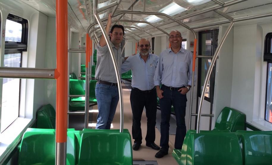 Governo do Estado busca novas opções de mobilidade urbana para RMC O secretário do Desenvolvimento Urbano, Ratinho Junior,  o diretor presidente da Comec, Omar Akel, e o assessor técnico da Comec, Cléver Almeida foram conhecer o modelo de VLT - Veículo Leve sobre Trilhos.