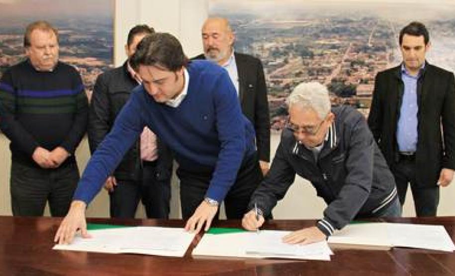 Ratinho Junior entregou ao prefeito Affonso Portugal Guimarães três editais que beneficiam a população com autorização de mais de R$ 1,8 milhão para investimentos em pavimentação asfáltica e serviços complementares.