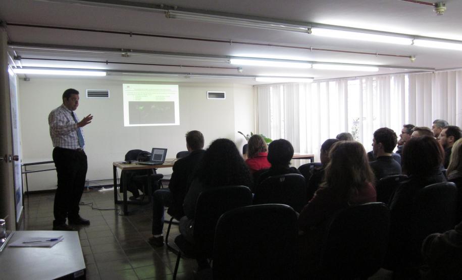 O professor José Javier Orosa González, da Universidade da Corunha (Espanha) fez a palestra na Comec a convite da UTFPR.