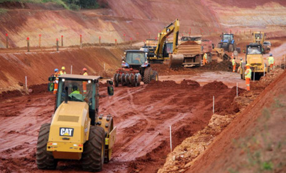 Parcerias entre o Governo do Paraná e a iniciativa privada estão acelerando a execução de obras de infraestrutura para atender grandes projetos industriais no Estado, como o da Klabin, Votorantim, Ambev e Cargill.