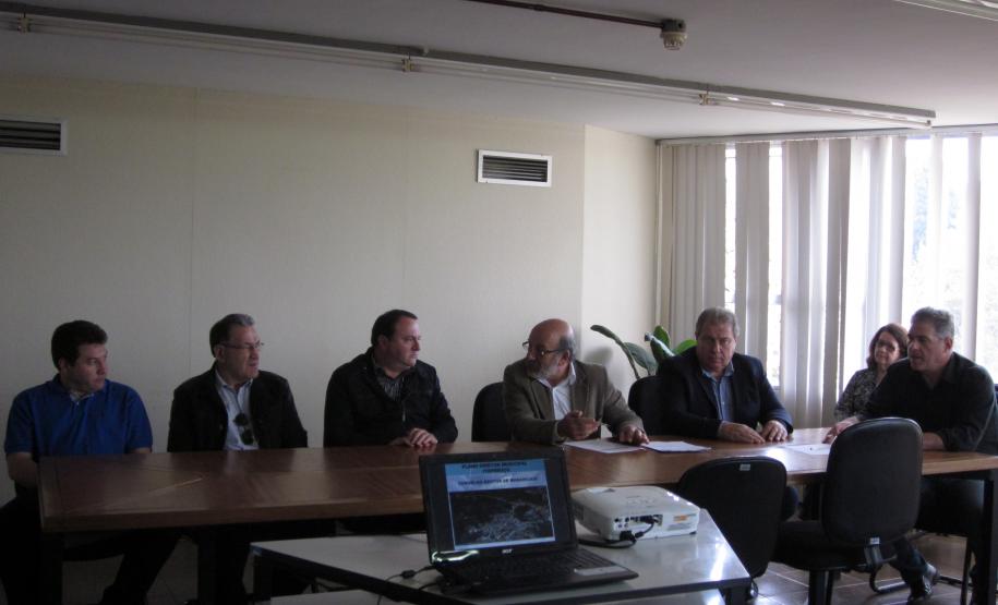 O novo Conselho Gestor dos Mananciais da tomou posse em reunião realizada na Comec. Da direita para esquerda: Neneu Artigas (prefeito de Itaperuçu), Louvanir Menegusso (prefeito Campo Magro), Loreno Tolardo (prefeito Quatro Barras), Omar Akel (diretor-presidente da Comec) e Carlos Stabach (prefeito de Contenda), Sandro Setim (diretor Comec) e Maria Luiza Malucelli (Comec).