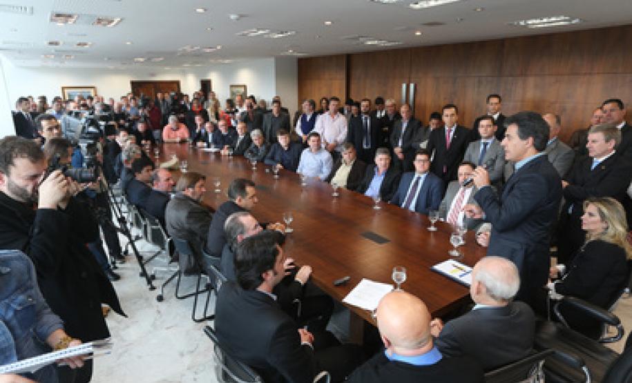 Governador autoriza mais R$ 46,6 milhões para investimento em 25 municípios No dia 15 de julho, em encontro com os prefeitos no Palácio Iguaçu, em Curitiba, o governador Beto Richa assinou autorizações para licitação e homologou licitações já concluídas em 21 cidades.