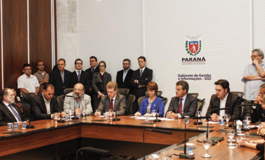 Richa apresenta sistema de bilhetagem eletrônica do transporte metropolitano O governador Beto Richa apresentou nesta terça-feira (4), no Palácio Iguaçu, o novo sistema de bilhetagem eletrônica das linhas de ônibus metropolitanas de Curitiba, que transportam diariamente 460 mil passageiros.