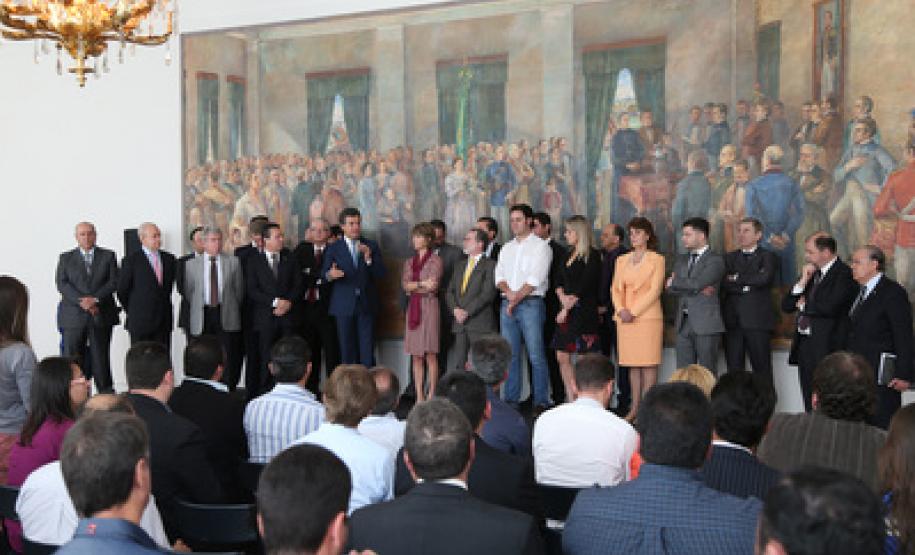 O governador Beto Richa autorizou licitações e homologou licitações já concluídas para 17 prefeituras.  Outros 15 municípios assinaram contratos de financiamento com a Fomento Paraná.