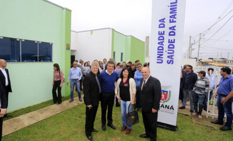 Richa entrega Cras, unidade de saúde e moradias em Campo do Tenente O governador Beto Richa, junto com a secretaria de Estado do Trabalho e Desenvolvimento Social, Fernanda Richa, inaugurou nesta terça-feira (27) o Centro de Referência da Assistência Social (Cras) de Campo do Tenente, na Região Metropolitana de Curitiba.