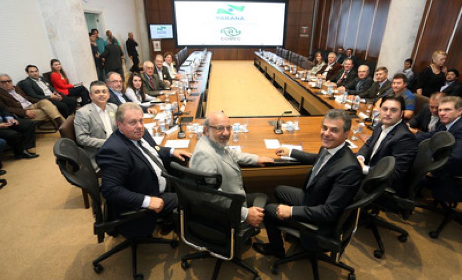 PR terá 28 centrais de energia, com investimentos de R$ 920 milhões O governador Beto Richa anunciou que Paraná terá mais 28 empreendimentos geradores de energia, entre Pequenas Centrais Hidrelétricas (PCHs), Centrais Geradoras Hidrelétricas (CGHs), termoelétrica e biodigestor, todas com licença prévia já concedidas pelo Instituto Ambiental do Paraná (IAP).