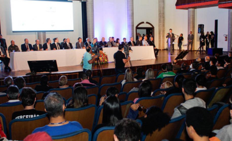 Revitalização do maior rio do Paraná é ação prioritária, afirma Richa O governador Beto Richa abriu o evento de comemoração ao Dia do Rio Iguaçu e destacou a importância da preservação do maior rio paranaense, com 1.300 quilômetros de extensão, uma bacia de 70 mil quilômetros quadrados, que nasce na região de Curitiba e deságua no rio Paraná, em Foz do Iguaçu.