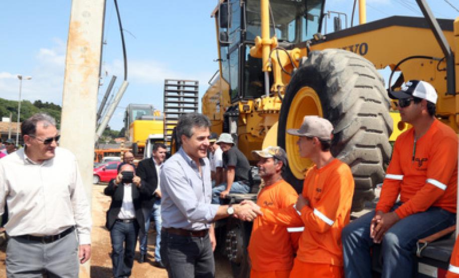 Richa autoriza início das obras de modernização na Estrada do Cerne O governador Beto Richa assinou no dia 19 de novembro a ordem de serviço para as obras de modernização e recuperação de 11 quilômetros da PR-090, conhecida como Estrada do Cerne, entre Curitiba e Campo Magro.