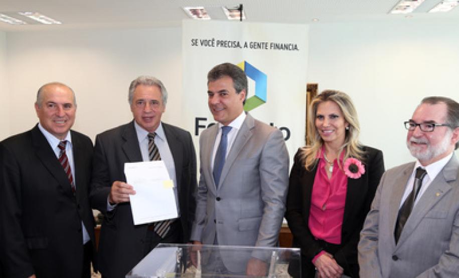 Richa autoriza R$ 30 milhões para obras de pavimentação em seis municípios O deputado Franscisco Buher, prefeito Luis Carlos Setim, governador Beto Richa, vice-governadora Cida Borghetti e presidente da Foment, Juraci Barbosa.