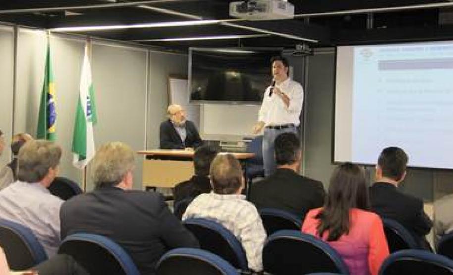 A reunião dos Conselhos contou com a participação do secretario Ratinho Jr, Omar Akel (presidente da Comec) e prefeitos da RMC.