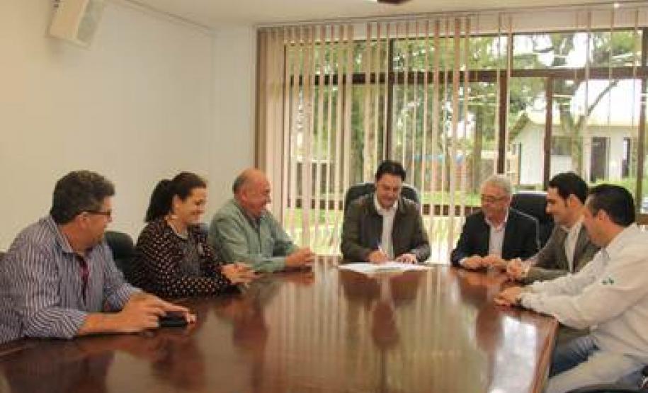 O secretário Ratinho Júnior homologou o edital para investimentos em infraestrutura urbana em Campo Largo e Contenda,