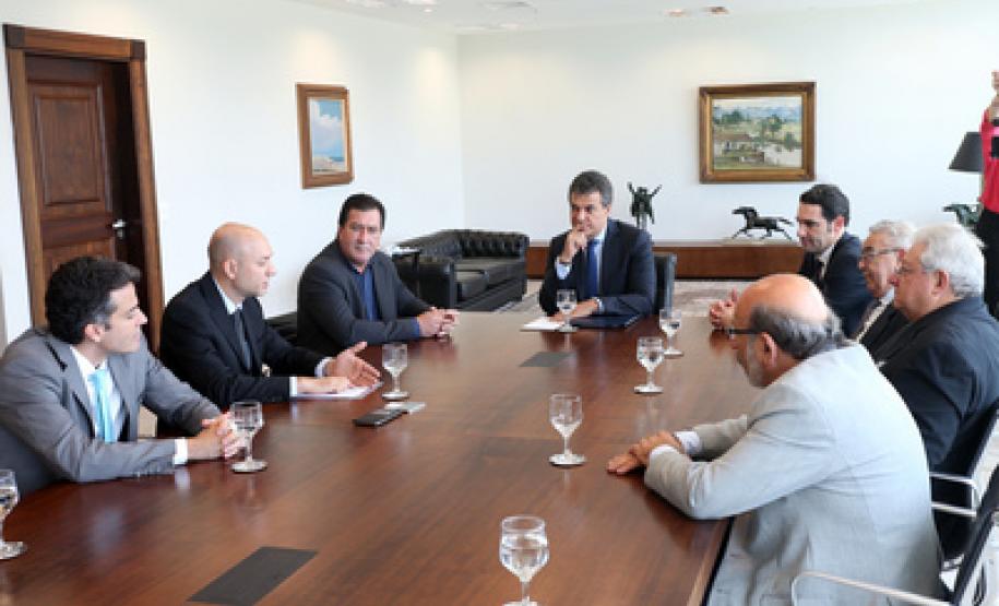 Richa entrega licença ambiental para o empreendimento da Ambev O governador Beto Richa entregou a licença ambiental para a construção de um novo Centro de Distribuição Direta da Ambev no município de Campo Largo