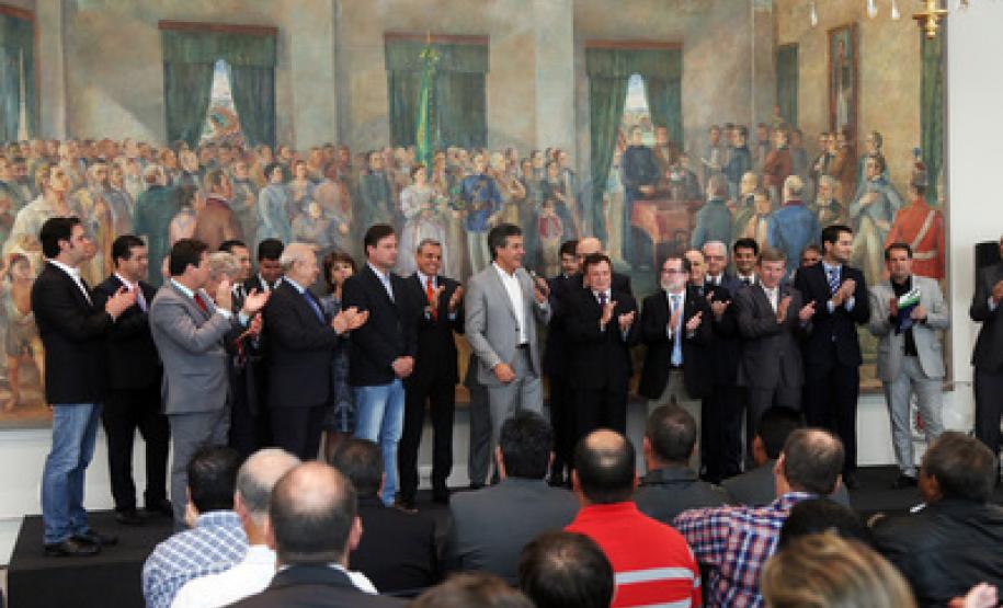 Richa autoriza R$ 60,5 milhões para melhoria urbana em 39 cidades O governador Beto Richa recebeu os prefeitos no Palácio Iguaçu para autorizar e homologar licitações.