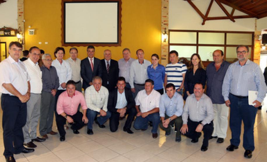 Richa reafirma compromisso com a RMC O governador Beto Richa e os prefeitos da RMC que participaram da reunião da Assomec.