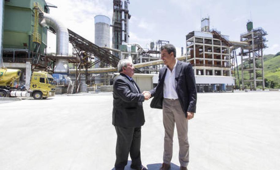 Inaugurada cimenteira em Adrianopolis Governador Beto Richa na inauguração da fábrica de cimentos Supremo Secil, junto com Gonçalo Salazar Leite, CEO da empresa, Pedro Queiroz Pereira, presidente do conselho da Secil